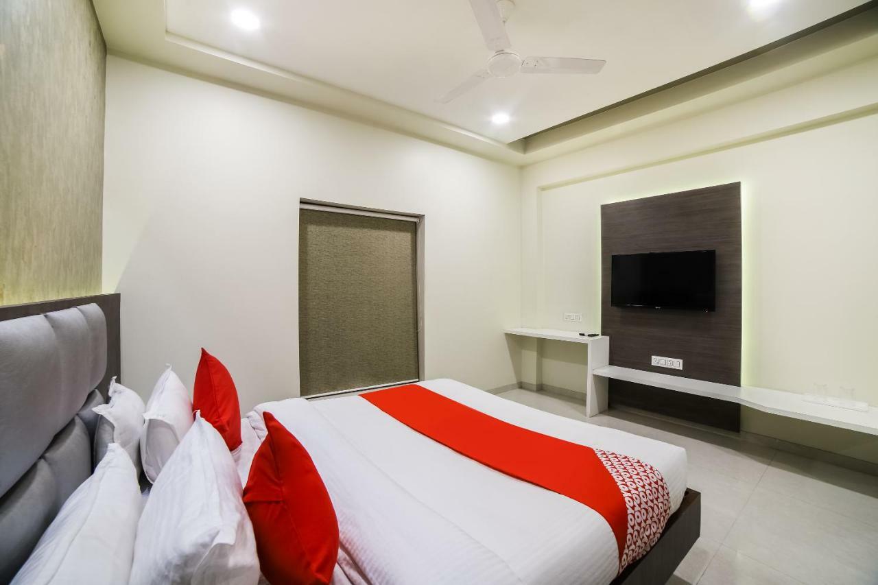 Capital O 41587 Hotel Airport Inn One Ahmedabad Exterior foto